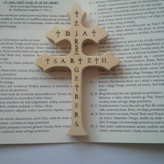 Krzyż wiszący - 11cm /drewniany (WDS-karawaka)
