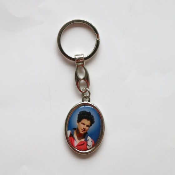 Brelok metalowy (RYS-wklejka) Carlo Acutis