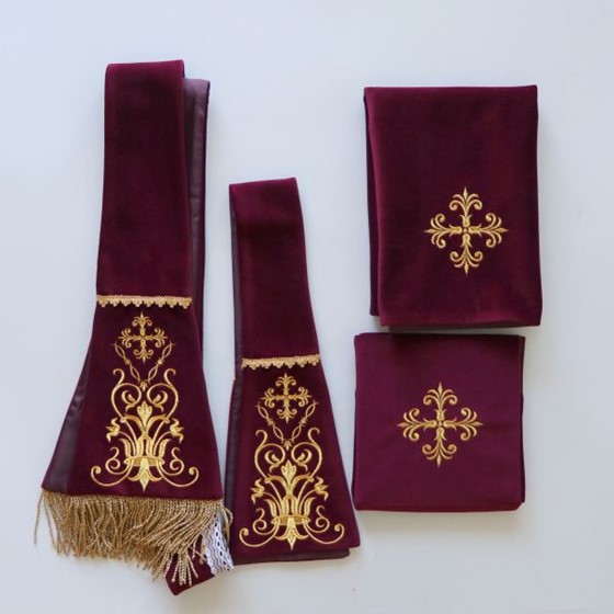 Ornat rzymski (S-20 IHS) czerwony /aksamit