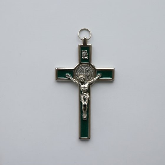Krzyż wiszący - 13cm /zielony (J-Św. Benedykt)