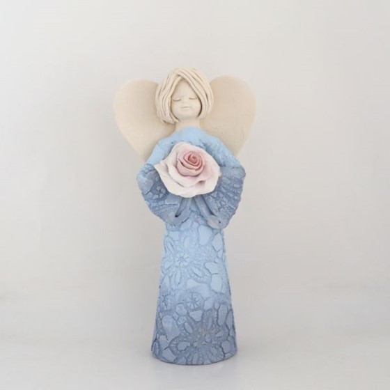 Anioł Chłopiec z kwiatkiem - 20,5cm (KW) /błękit