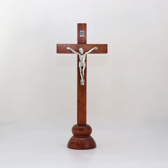 Krzyż drewniany - 19,5cm (RYS) ciemny