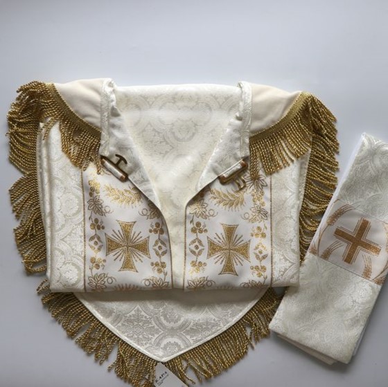 Kapa haftowana (K-804) /ecru - adamaszek