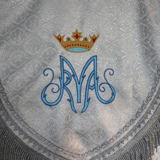 Kapa haftowana (K-814) /maryjna - srebrna