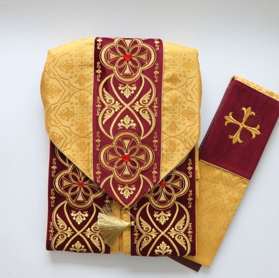 Kapa haftowana (S-670) /złota-aksamit