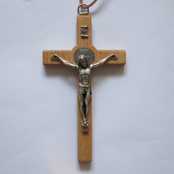 Krzyż św. Benedykta 15cm z medalikiem/ SJN - J
