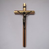 Krzyż wiszący - 26cm /drewniany-mos (ARK)